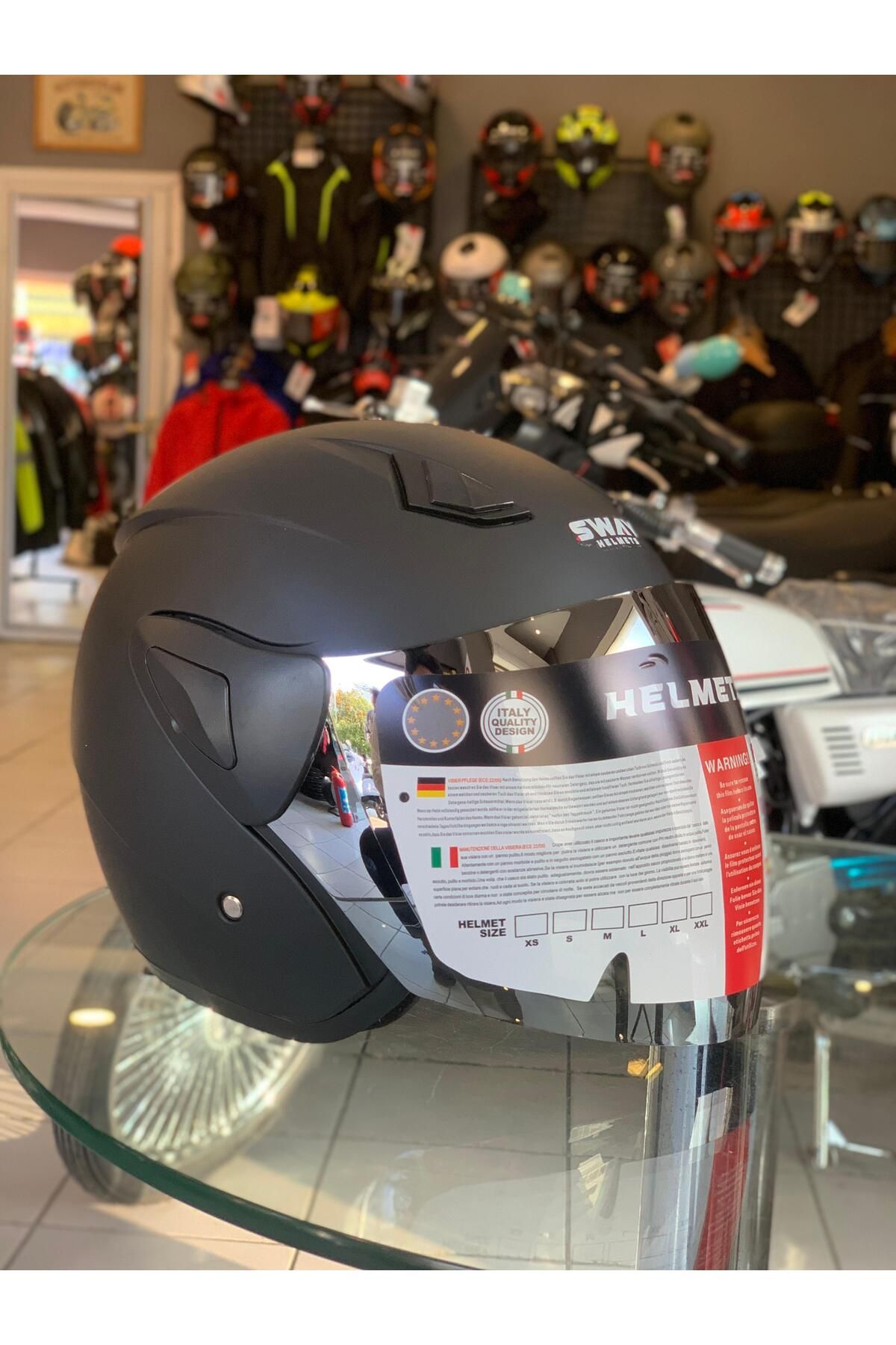 SW 733 Mat Siyah Yarım Kask